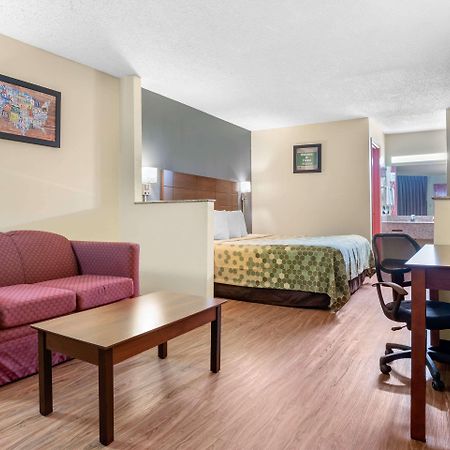 Econo Lodge Inn & Suites Forest Luaran gambar