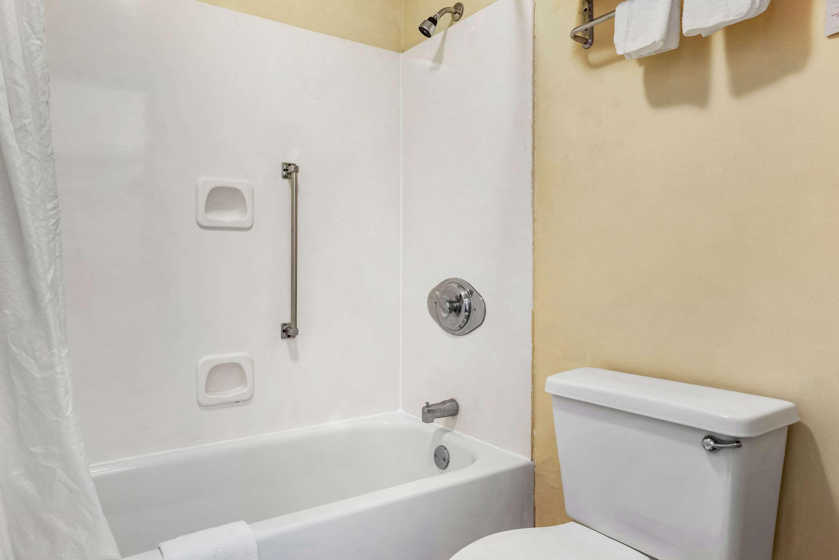 Econo Lodge Inn & Suites Forest Luaran gambar