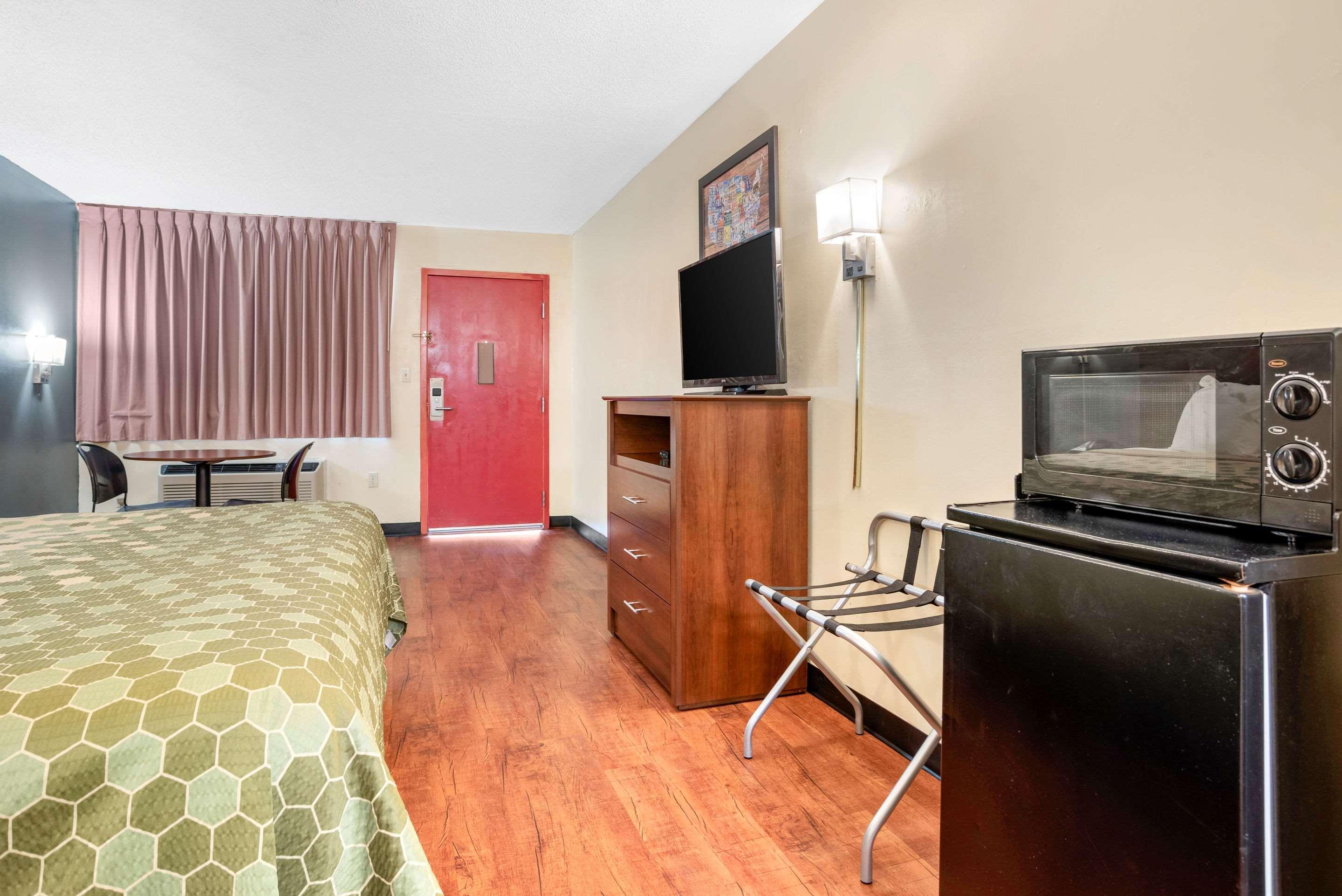 Econo Lodge Inn & Suites Forest Luaran gambar