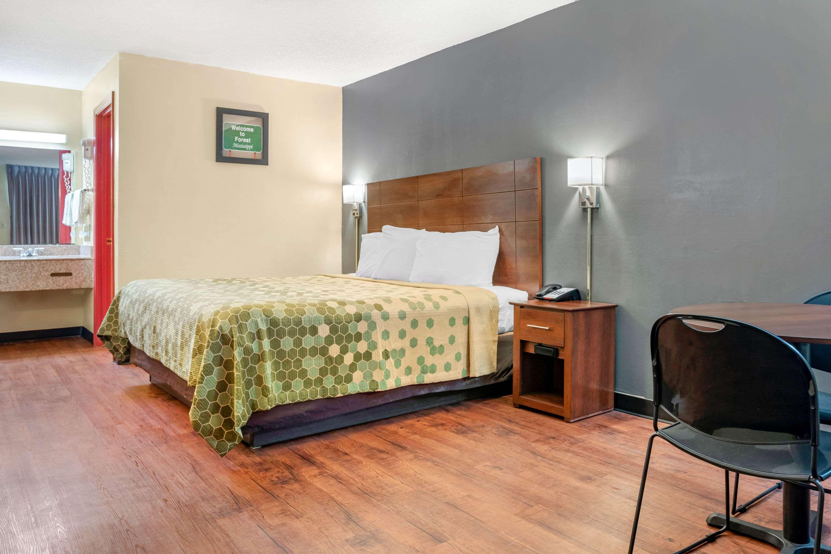 Econo Lodge Inn & Suites Forest Luaran gambar