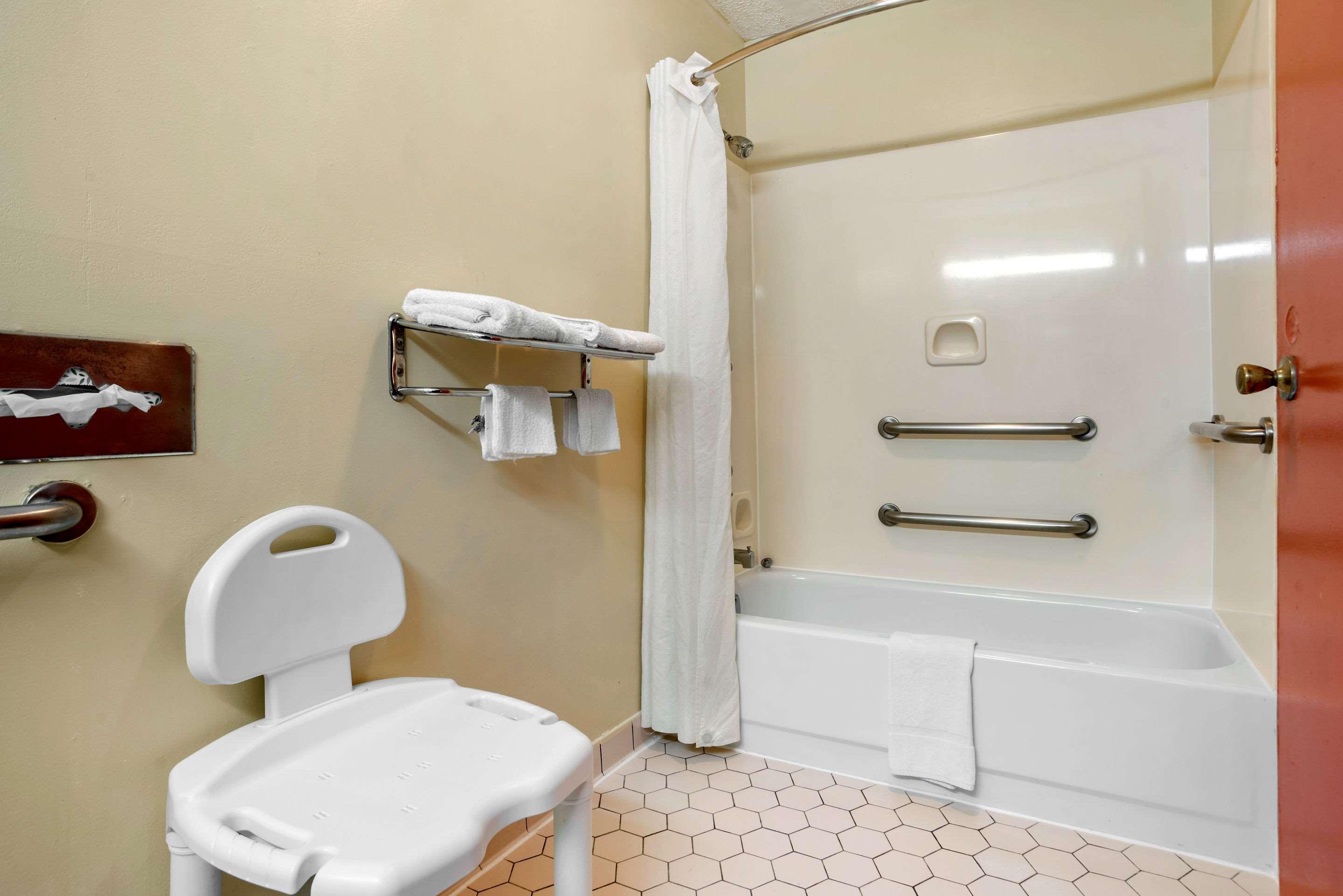 Econo Lodge Inn & Suites Forest Luaran gambar