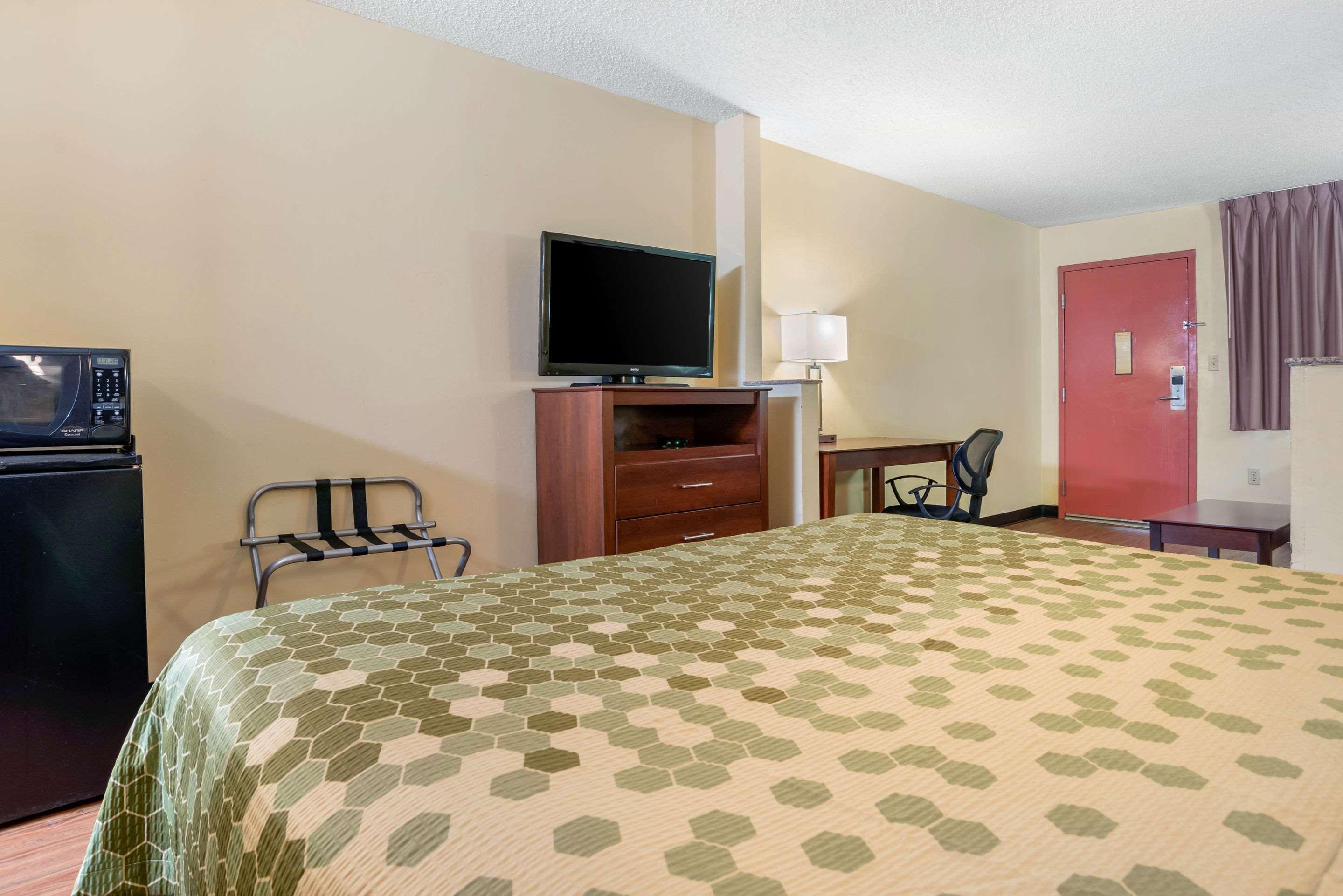 Econo Lodge Inn & Suites Forest Luaran gambar
