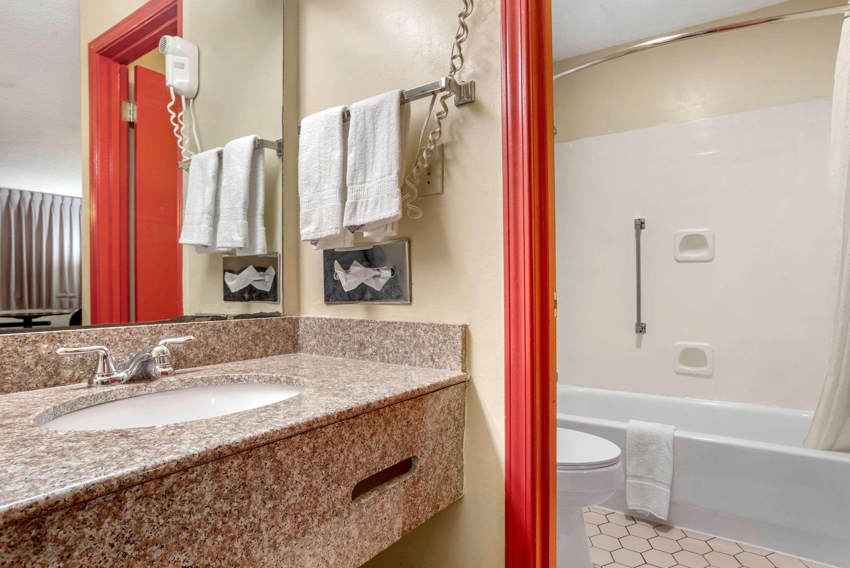 Econo Lodge Inn & Suites Forest Luaran gambar