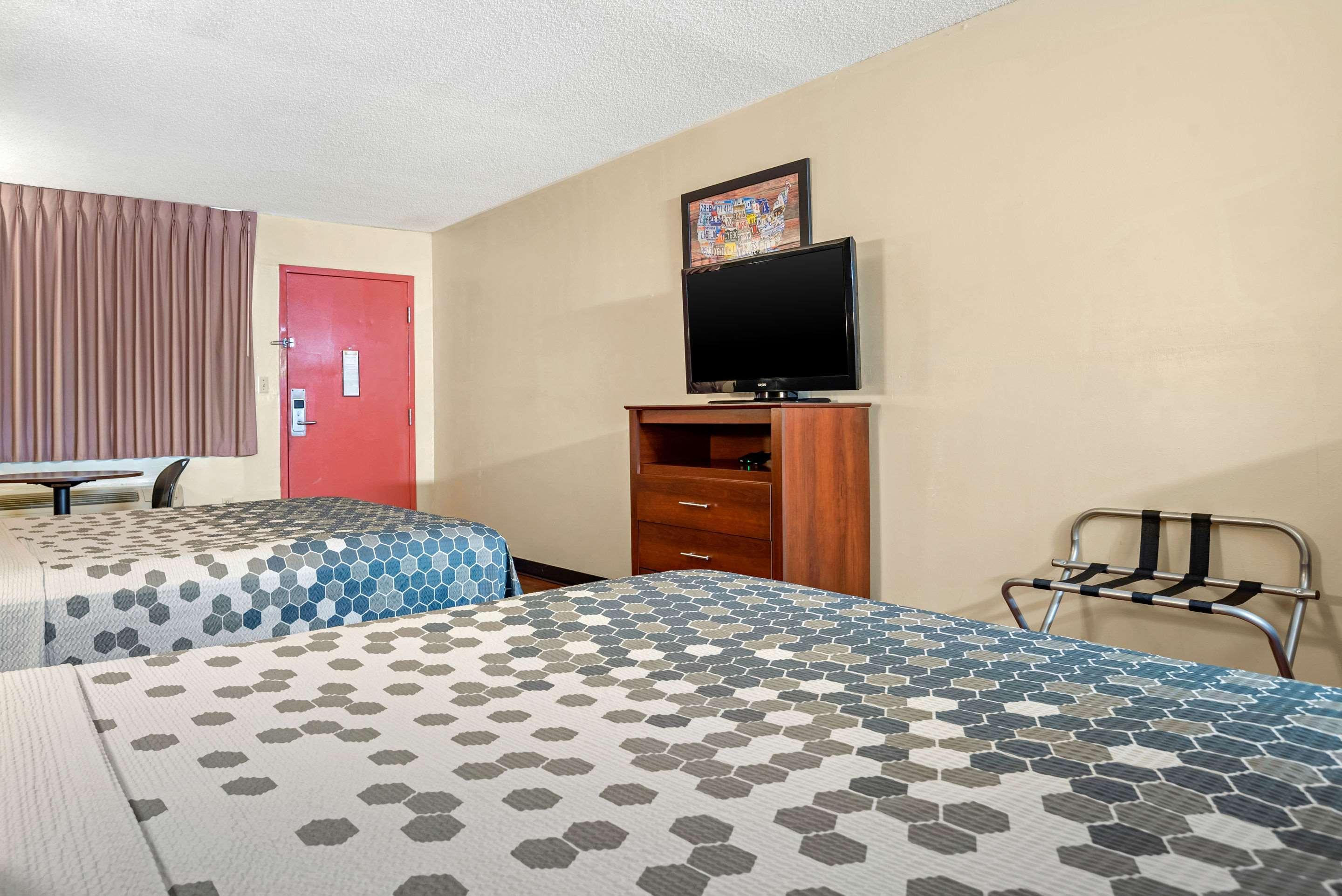 Econo Lodge Inn & Suites Forest Luaran gambar