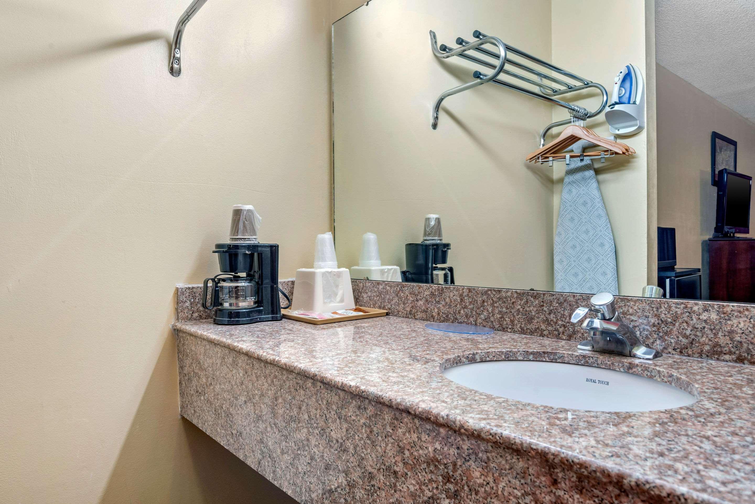 Econo Lodge Inn & Suites Forest Luaran gambar