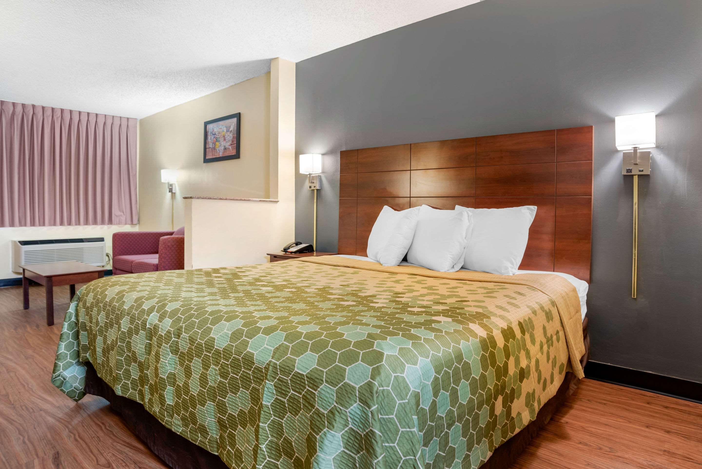 Econo Lodge Inn & Suites Forest Luaran gambar