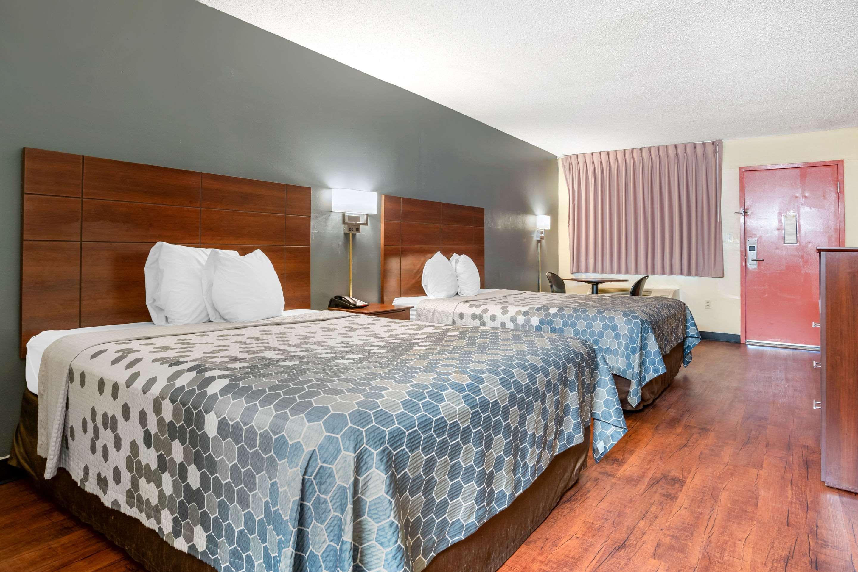 Econo Lodge Inn & Suites Forest Luaran gambar