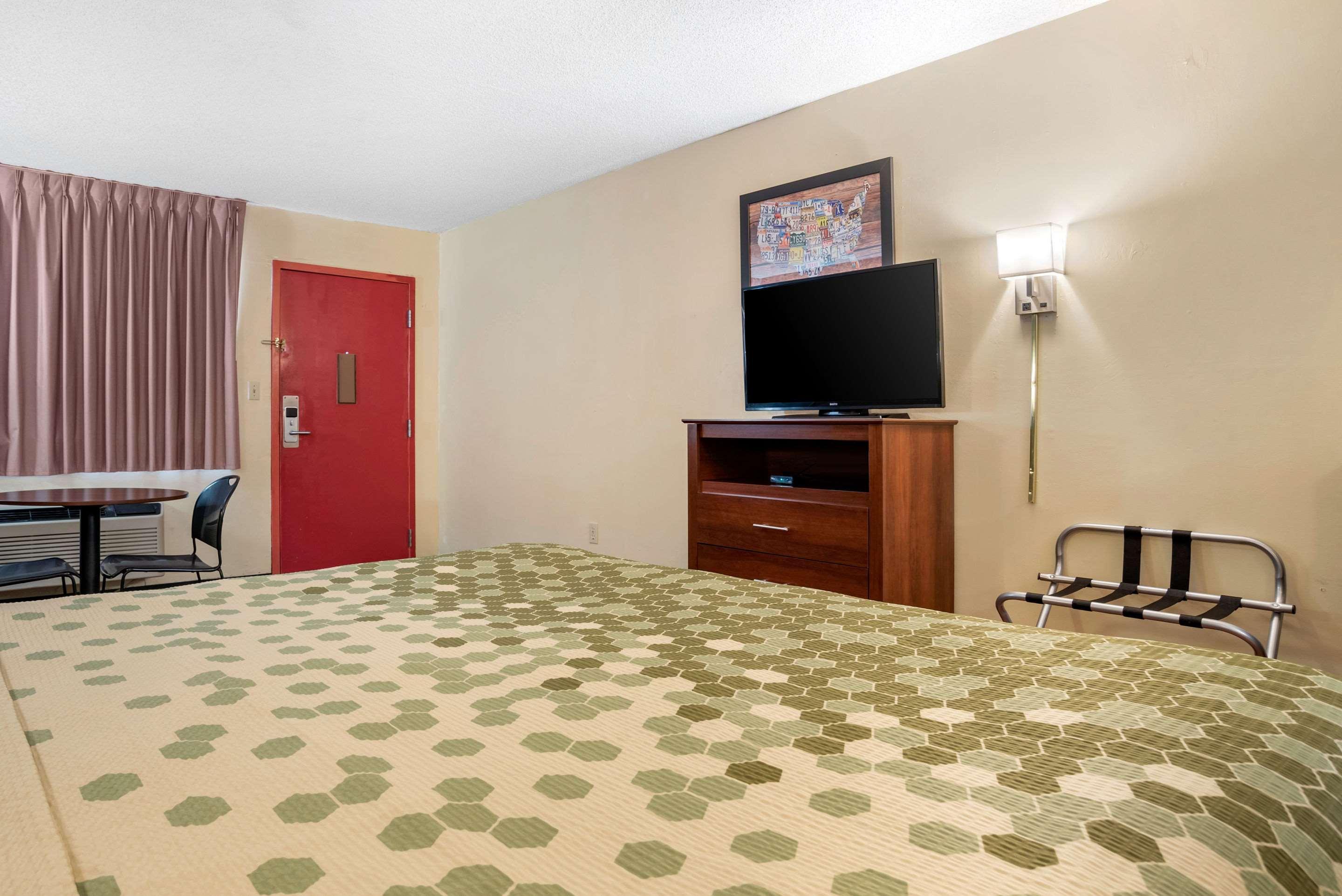 Econo Lodge Inn & Suites Forest Luaran gambar
