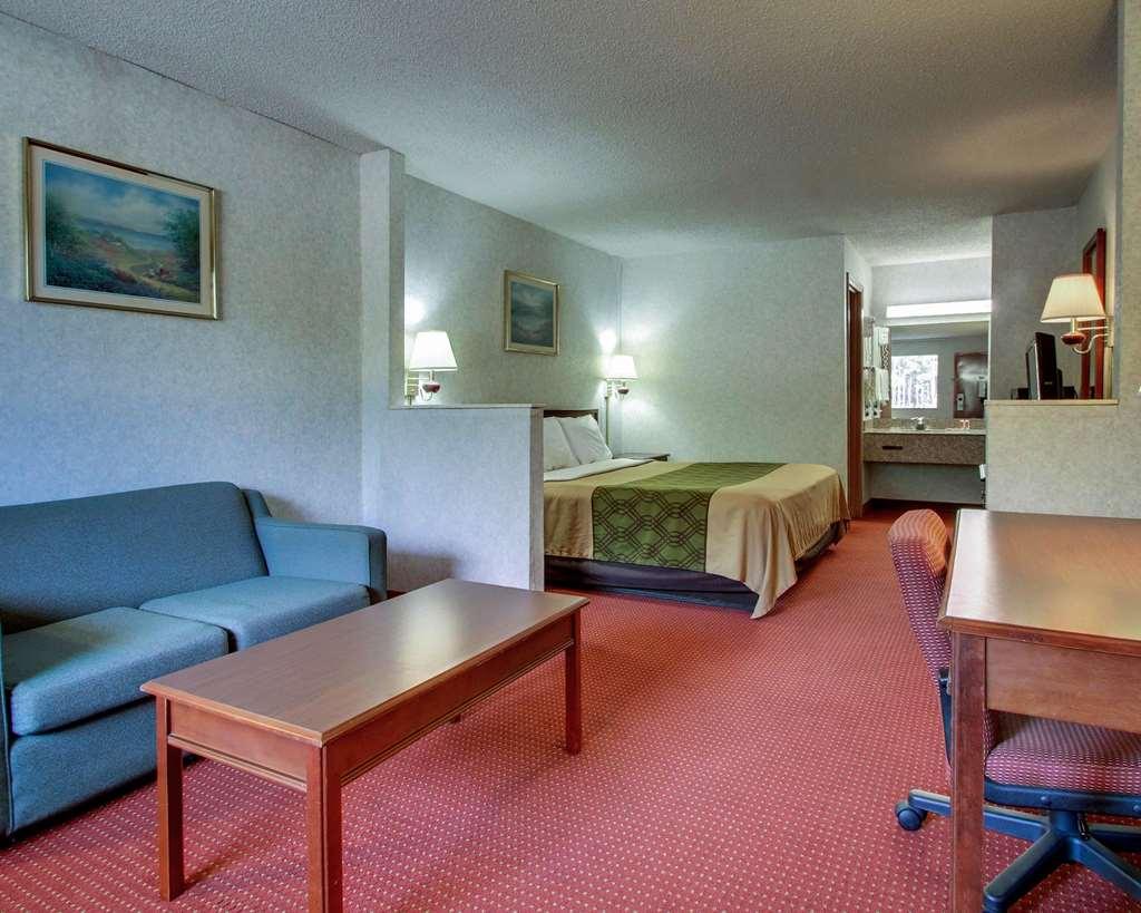 Econo Lodge Inn & Suites Forest Bilik gambar
