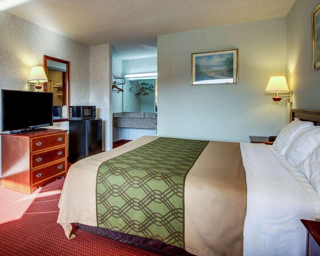 Econo Lodge Inn & Suites Forest Bilik gambar