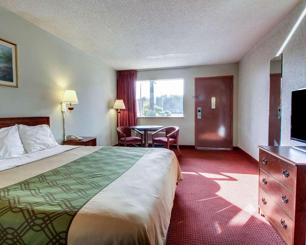 Econo Lodge Inn & Suites Forest Bilik gambar
